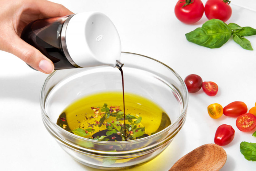 Galheteiro de vidro para óleo e vinagre da OXO com bico anti-gotejamento