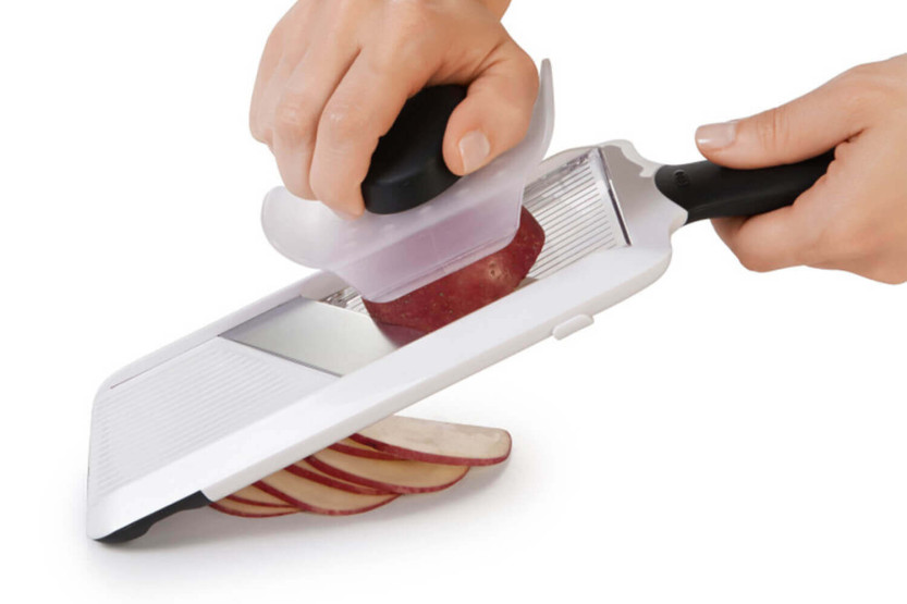 mandolina de cocina de mano OXO para rodajas con empujador