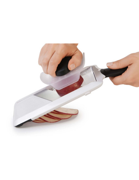 mandolina de cocina de mano OXO para rodajas con empujador