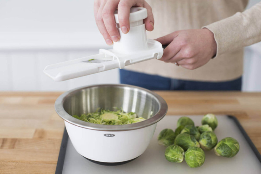 mandolina de cocina de mano OXO para rodajas con empujador