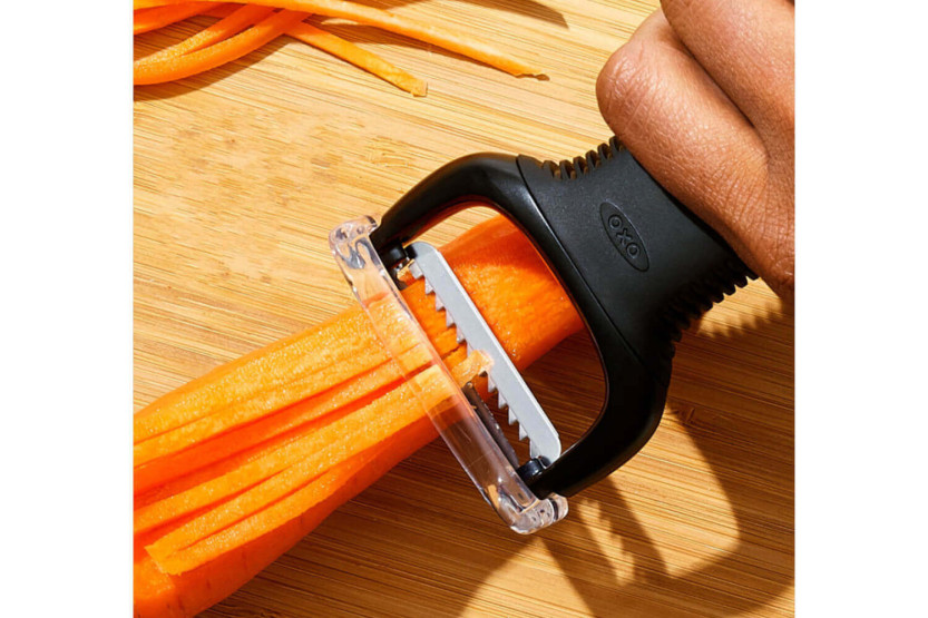 OXO Edelstahl Julienne-Schäler mit gezahnter Klinge und schwarzem Griff