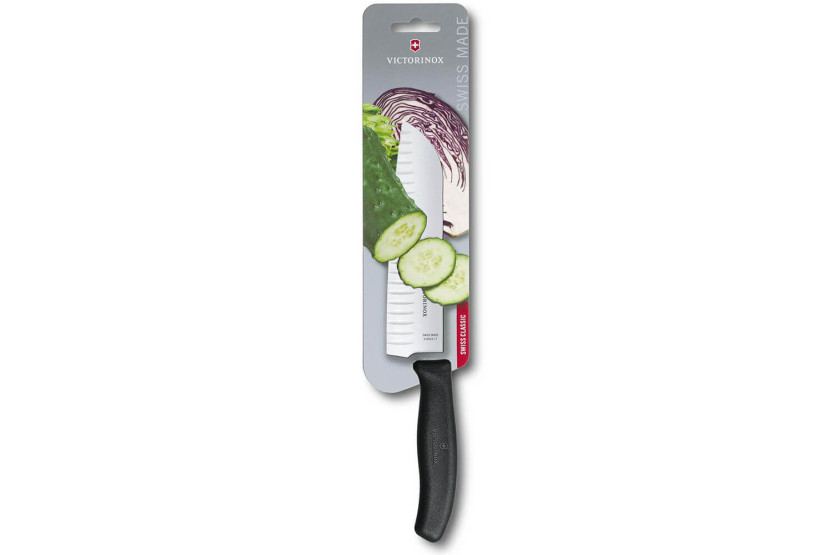 coltello santoku Victorinox SwissClassic nero da 17 cm su scheda