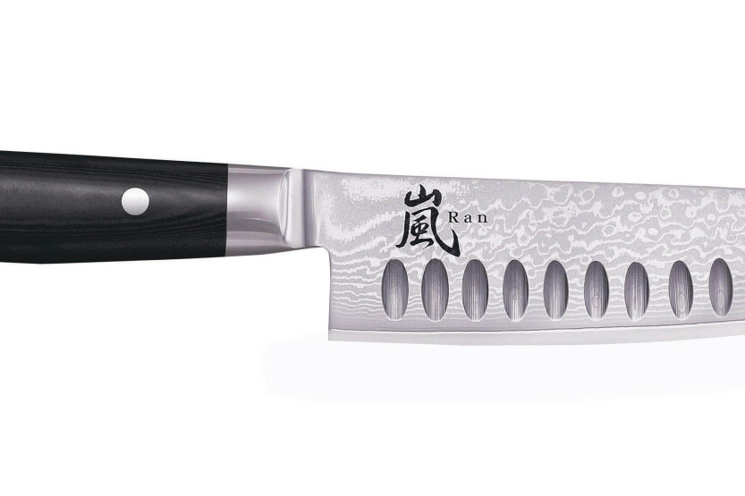 Yaxell RAN 16,5 cm 69-lags japansk santoku-kniv av damaskus med granton-egg