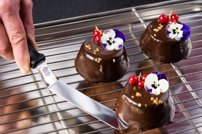 De BuyerFKOfficium bent pastry spatula in stainless steel