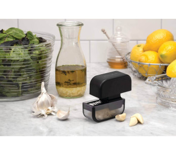 Cortador de ajos Microplane negro con rascador 2