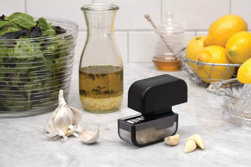 Taglia aglio Microplane nero con raschietto