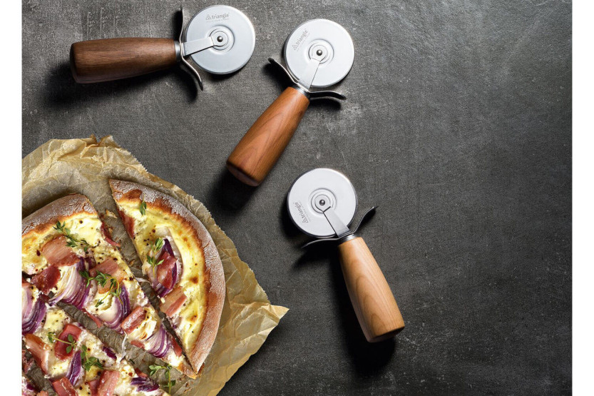 Roda para pizza triangular com cabo de madeira + estojo