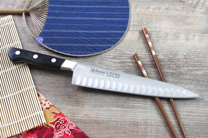 Misono UX10 japanilainen kokkiveitsi, jossa on granton-reuna 21cm