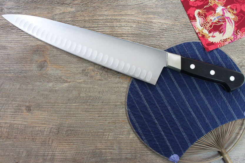 Misono UX10 japanilainen kokkiveitsi, granton-reunalla 30cm