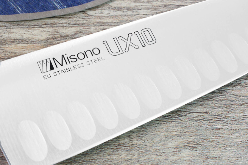 Misono UX10 18 cm japansk santoku-kniv med granton-egg
