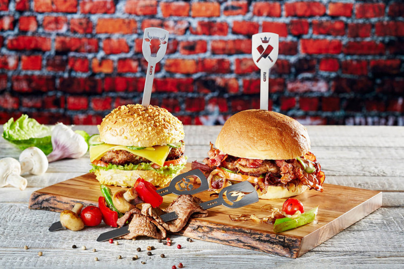 Sett med 2 Gefu Torro hodeskalle og kryssede bein burgerplukkere