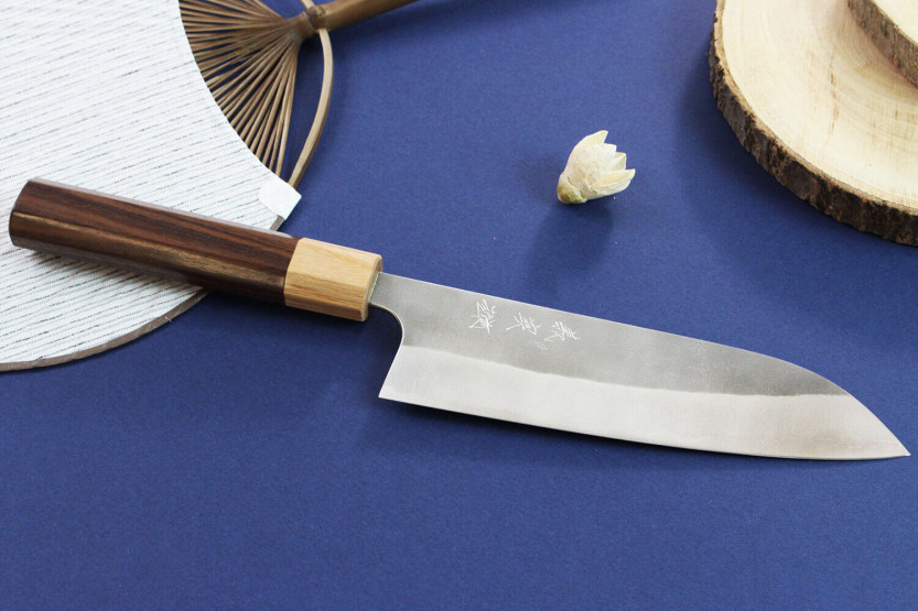 Handgjord japansk santokukniv Yoshimi Kato AS Nashiji 17cm
