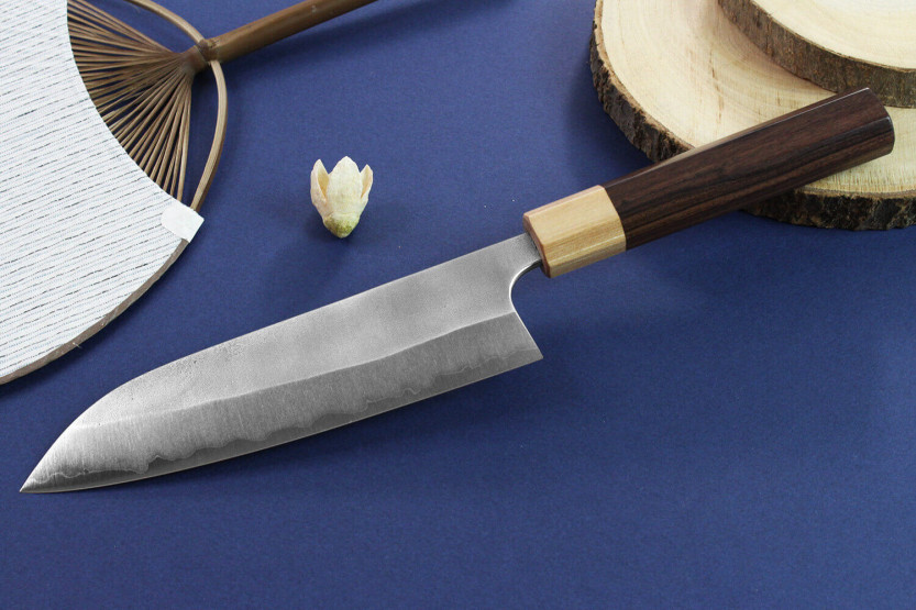 Håndlaget japansk santokukokniv Yoshimi Kato AS Nashiji 17 cm