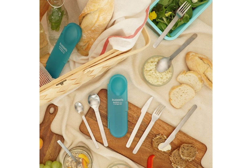 4 ruostumattomasta teräksestä valmistettua ruokailuvälinesarjaa 18/0 Kuppels Set 2 Go + säilytyslaukku