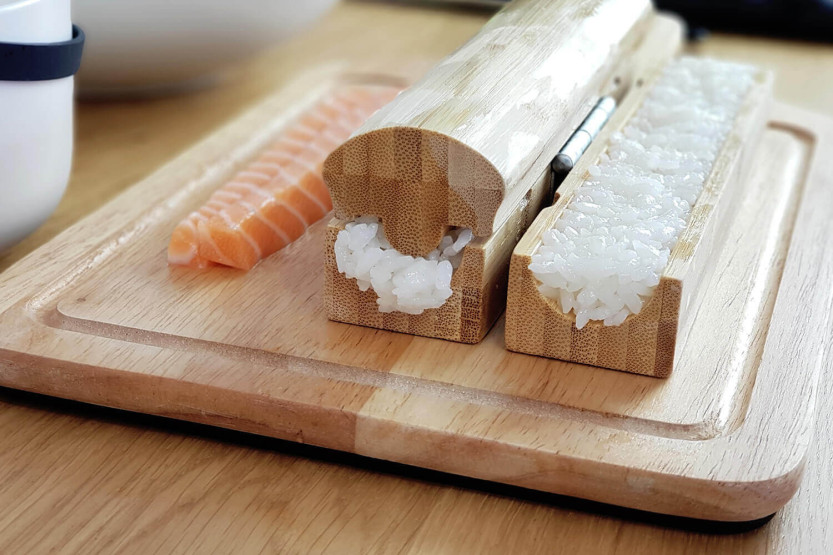 Conjunto Sooshi Cookut 1 máquina de sushi/maki + 2 pares de pauzinhos + 1 livro de receitas