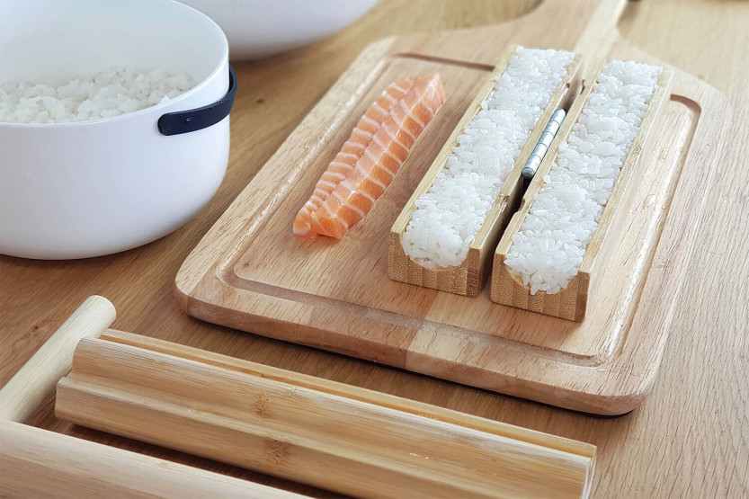 Sooshi Cookut set 1 sushi/maki maker + 2 paar eetstokjes + 1 receptenboek
