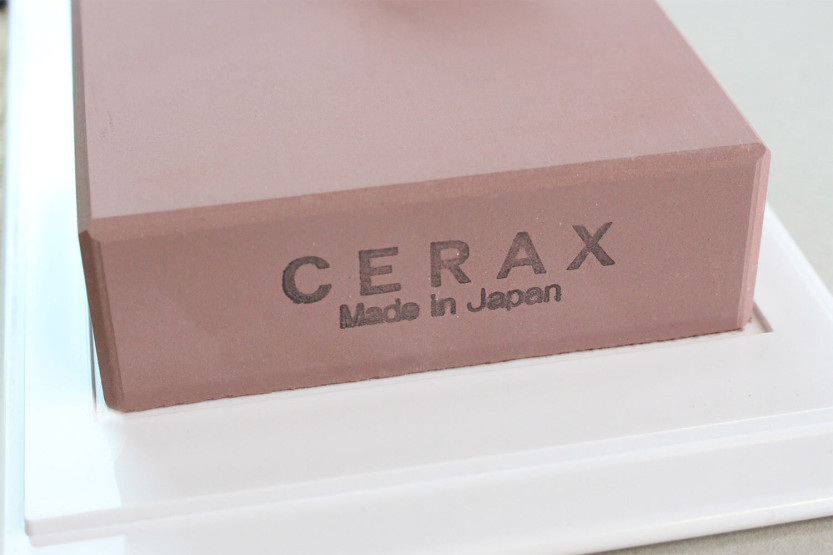 Suehiro Cerax 800 grit keraaminen japanilainen hiomakivi jalustalla.