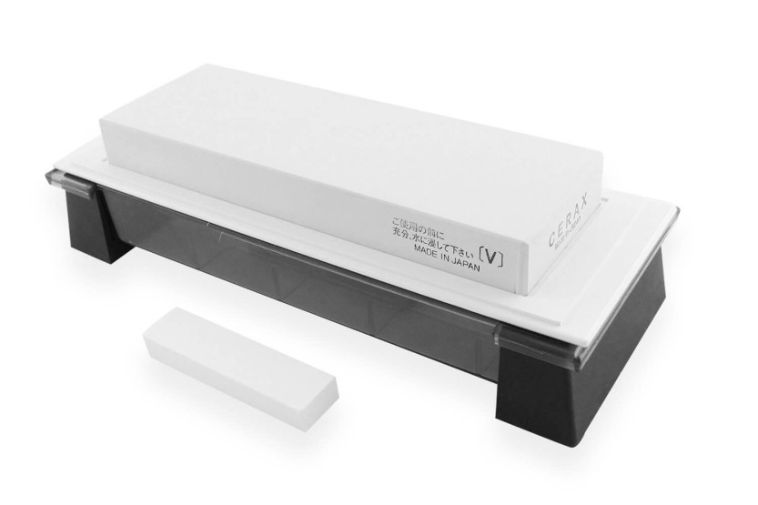 Japanilainen hiomakivi Suehiro Cerax ceramic grit 5000 jalustalla
