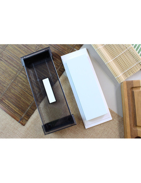 Japanilainen hiomakivi Suehiro Cerax ceramic grit 5000 jalustalla