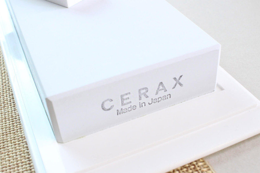 Japanilainen hiomakivi Suehiro Cerax ceramic grit 5000 jalustalla