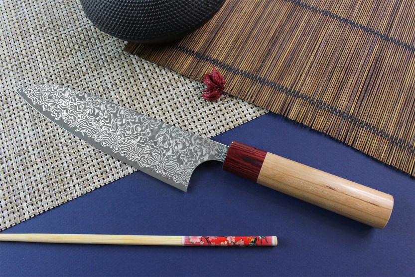 Handwerkliches japanisches Kochmesser Yoshimi Kato 18cm VG10 Nickel Damaskus Kirschbaum