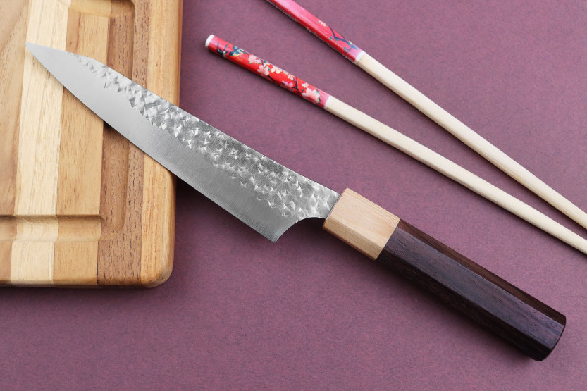 Yu Kurosaki senko 15 cm i SG2-stål, håndverksmessig hamret japansk universalkniv