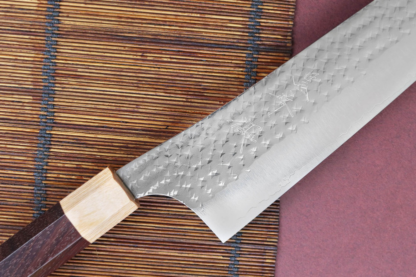 Hamrad japansk kockkniv Yu Kurosaki senko 24cm SG2 stål