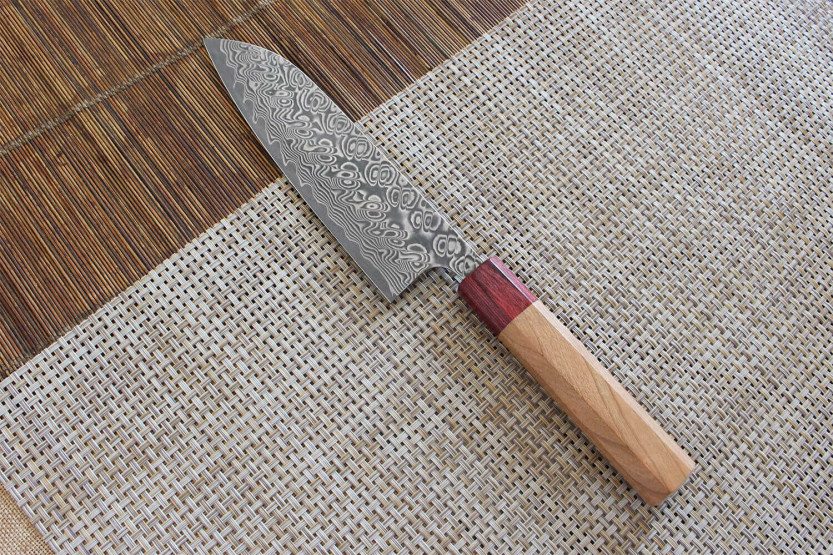 Yoshimi Kato 17 cm SG2 Damaskus kirsebærtræ håndlavet japansk santoku-kniv
