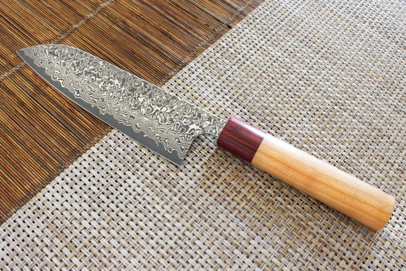 Käsintehty japanilainen santokuveitsi Yoshimi Kato 17cm VG10 Nikkeli Damascus kirsikkapuu