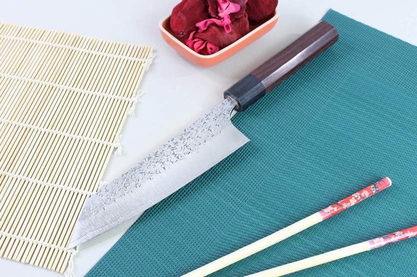 Yu Kurosaki Shizuku 17 cm, coltello bunka giapponese in acciaio SG2 martellato a mano
