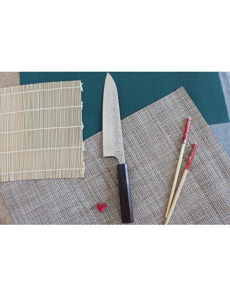 Hamret japansk kokkekniv Yu Kurosaki Shizuku 21 cm i SG2-stål
