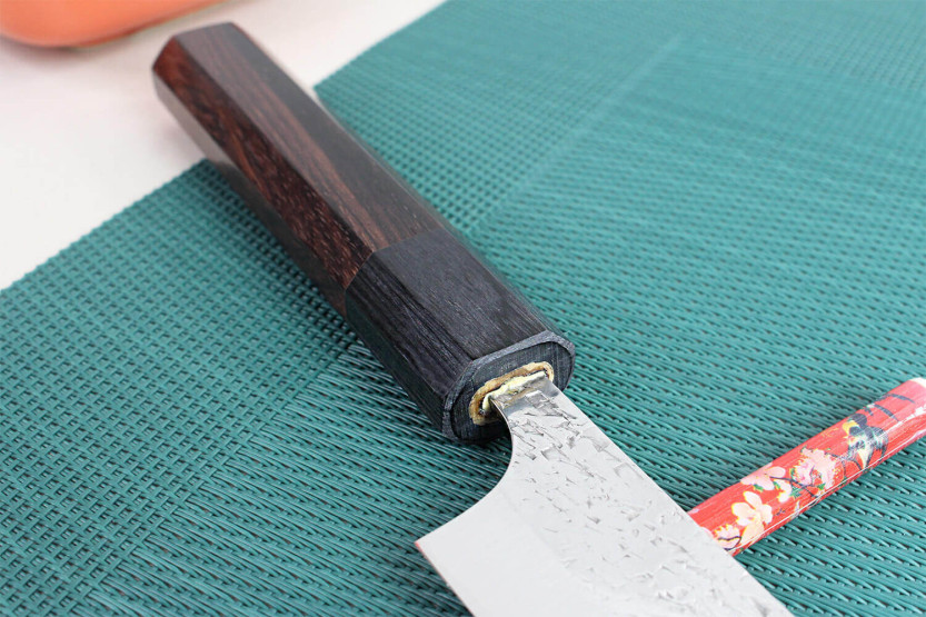 Yu Kurosaki Shizuku cuchillo universal japonés martillado artesanal de 15 cm de acero SG2