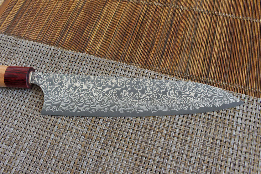 Håndværksmæssig japansk kokkekniv Yoshimi Kato 21cm VG10 Nikkel Damaskus kirsebærtræ