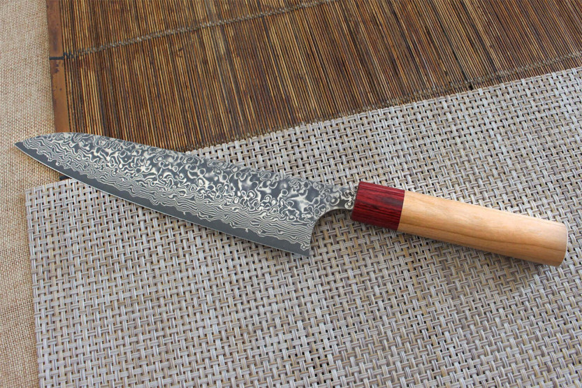 Coltello da chef giapponese fatto a mano Yoshimi Kato 21 cm VG10 Nichel Damasco in legno di ciliegio
