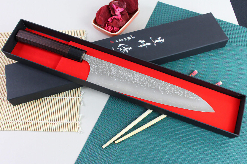 Faca do chef japonesa martelada artesanal Yu Kurosaki Shizuku 24cm em aço SG2