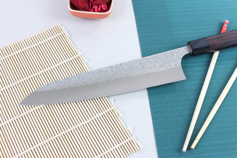 Faca do chef japonesa martelada artesanal Yu Kurosaki Shizuku 24cm em aço SG2