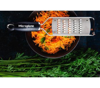 Ralador de cenouras especial Microplane Gourmet com cabo preto 2