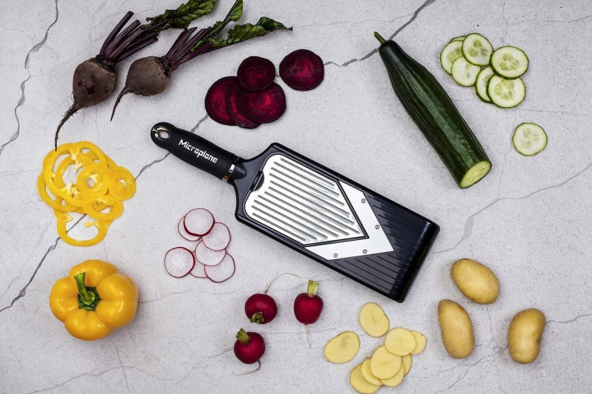 mandolino da cucina a V a doppia funzione Microplane con protezione per le dita