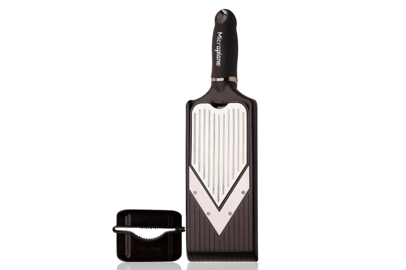 Microplane V-förmige Küchenmandoline mit zwei Funktionen und Fingerschutz