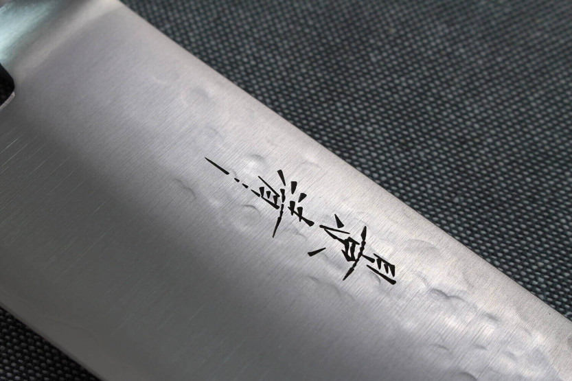 Coltello da chef giapponese Kagekiyo martellato da 24 cm fatto a mano