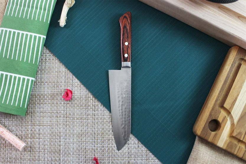 Santoku veitsi Japonese artisanal Masutani 16.5cm martelé martelé