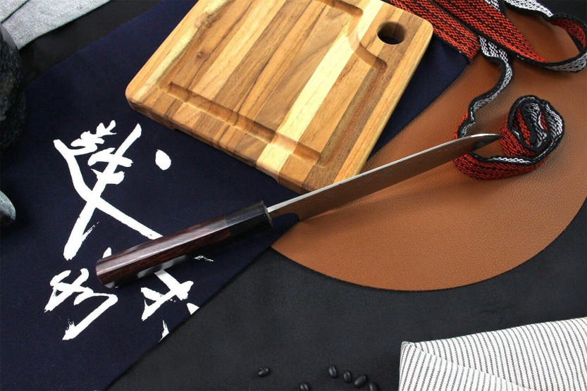 Hamret japansk santokukniv Yu Kurosaki Shizuku 16,5 cm stål SG2