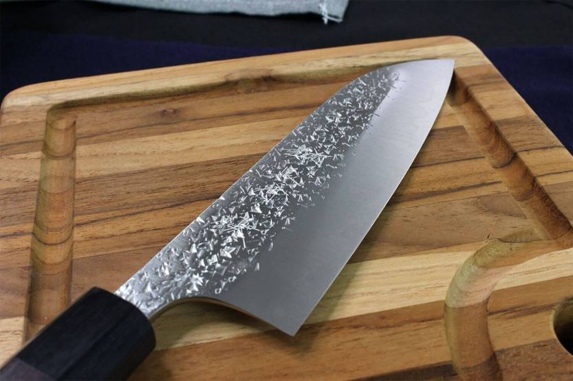 Vasaroitu japanilainen santokuveitsi Yu Kurosaki Shizuku 16.5cm teräs SG2
