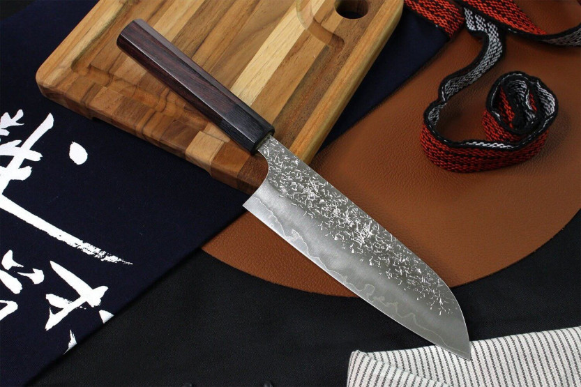 Vasaroitu japanilainen santokuveitsi Yu Kurosaki Shizuku 16.5cm teräs SG2