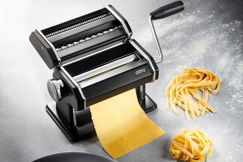 Gefu Perfetta deigmaskin i kromstål med non-stick tromler