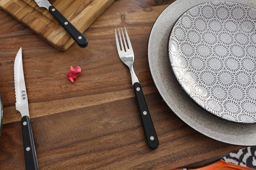 Wusaki bordsett 2 steakkniver 11 cm + 2 gafler