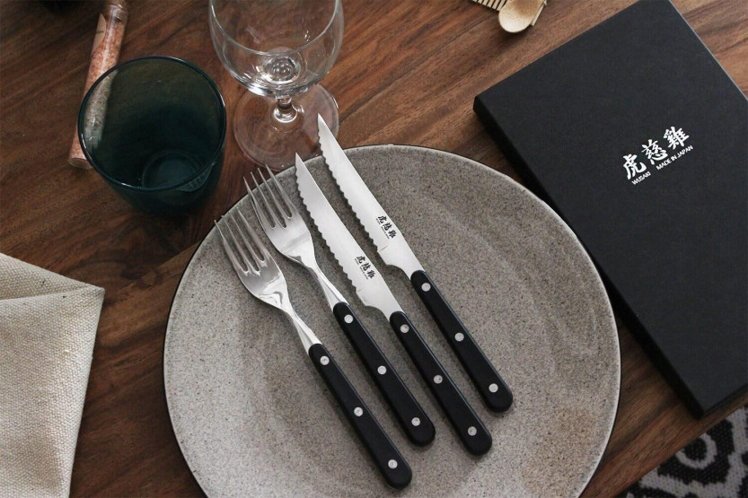 Wusaki bordsett 2 steakkniver 11 cm + 2 gafler
