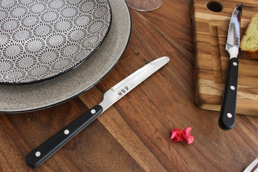 Conjunto de mesa Wusaki 2 facas para bifes de ponta redonda + 2 garfos