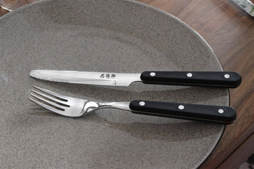 Conjunto de mesa Wusaki 2 facas para bifes de ponta redonda + 2 garfos
