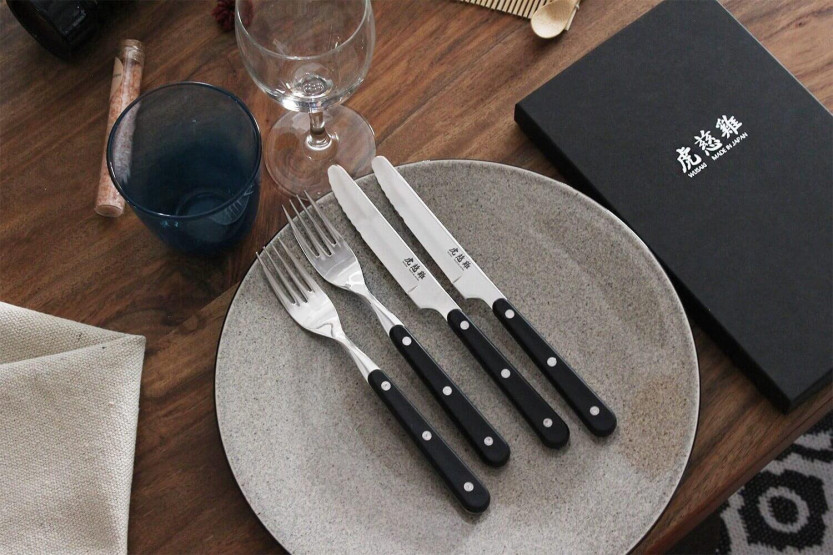 Conjunto de mesa Wusaki 2 facas para bifes de ponta redonda + 2 garfos